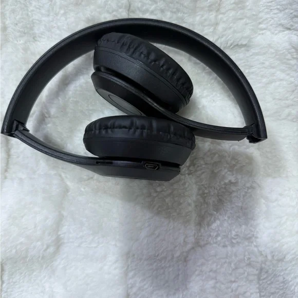 Black Wireless Headphones - Picture 3 of 3